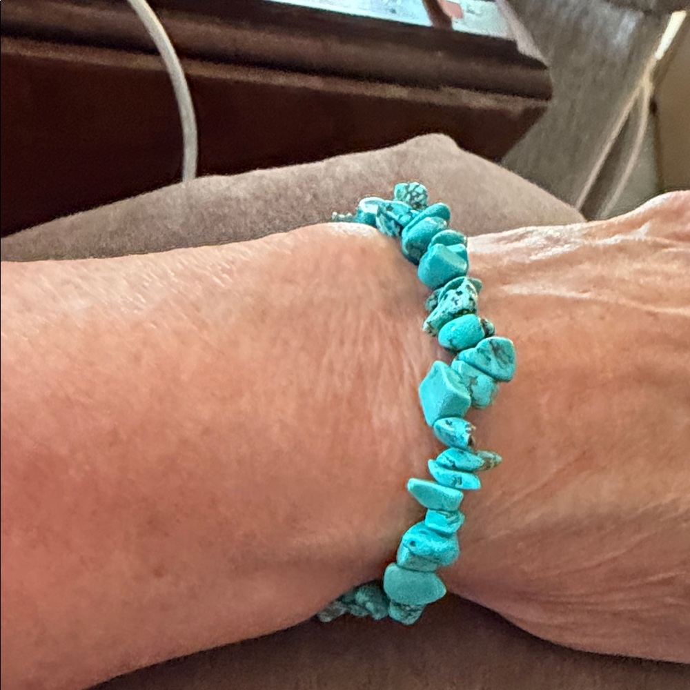Turquoise native American Stone Bracelet stung on elastic stretchable band